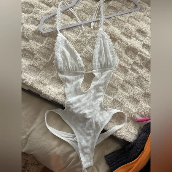 EDIKTED White Lace Bodysuit - Picture 1 of 2